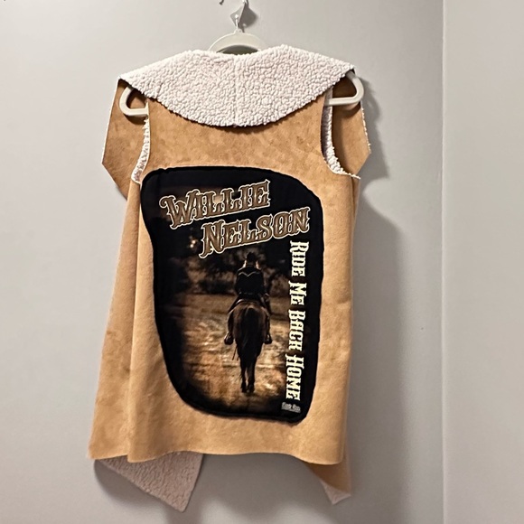 Willie Nelson ride me back home No Boundaries Junior Cozy Sueded Sherpa Vest - Picture 3 of 6